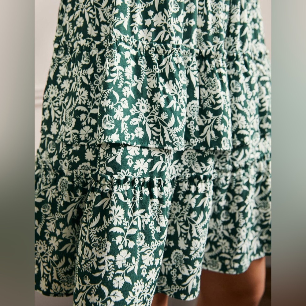 Boden Multi Tiered Crepe Skirt Green Floral Pattern Women’s Size 2P - Picture 3 of 11